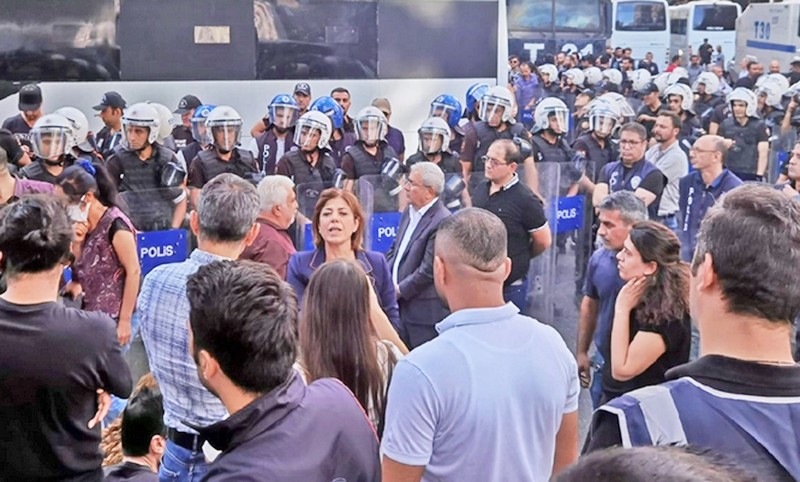 Terör örgütü destekçilerinin vekillikleri düşürülmeli: PKK yanlısı izinsiz gösteriye 100 gözaltı