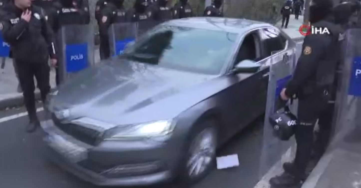 ‘Terör Örgütü Lideri’ İmamoğlu evden böyle alınıp götürüldü