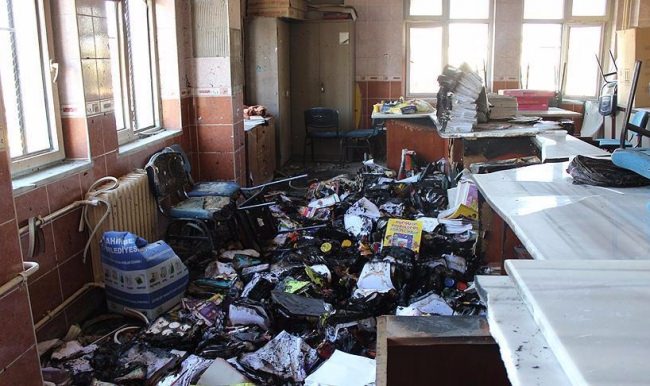 Terör örgütü PKK öğrencilerin kıyafetleri de yaktı