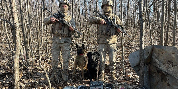 Terör örgütü PKK'ya ait sığınaklarda roketatarlar bulundu