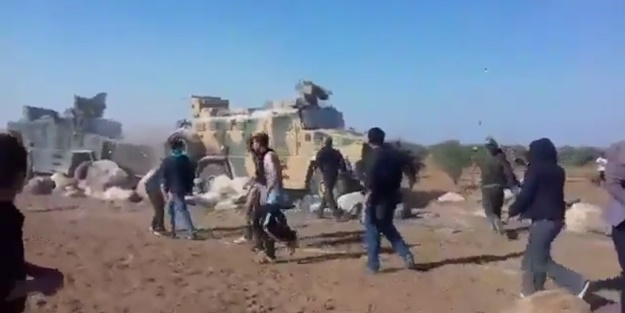 Terör örgütü PKK/YPG yandaşları Türk askerine saldırdı