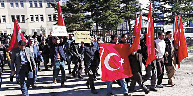Terör örgütüne bayrak açtılar