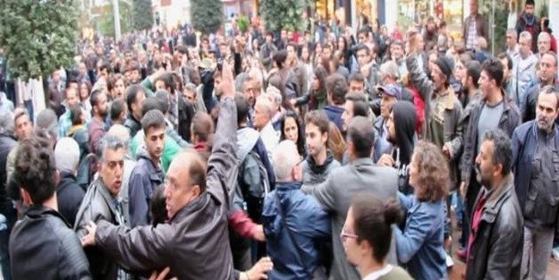Terör protestosunda bayrak ve soru gerilimi!