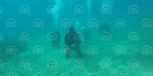 Terör saldırısında ölenler için su altında namaz