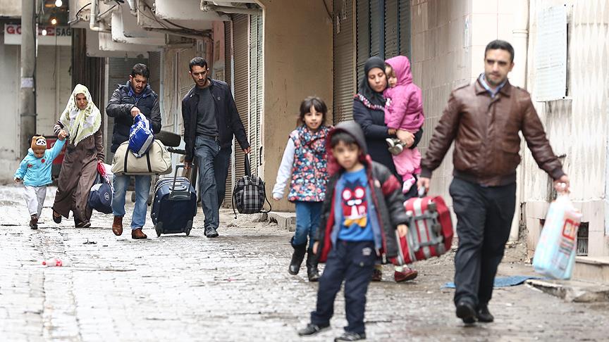 Terör saldırısından endişe duyan vatandaşlar evlerinden ayrılıyor