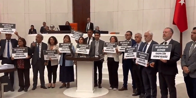 Terör sevici DEM'liler TBMM'de kürsüyü işgal etti!