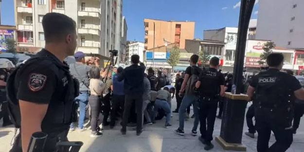 Terör seviciler polise taşla saldırdı