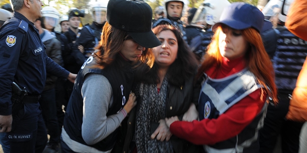 Mahkeme başkanını çok kızdırdı: Gelip orada oturacak