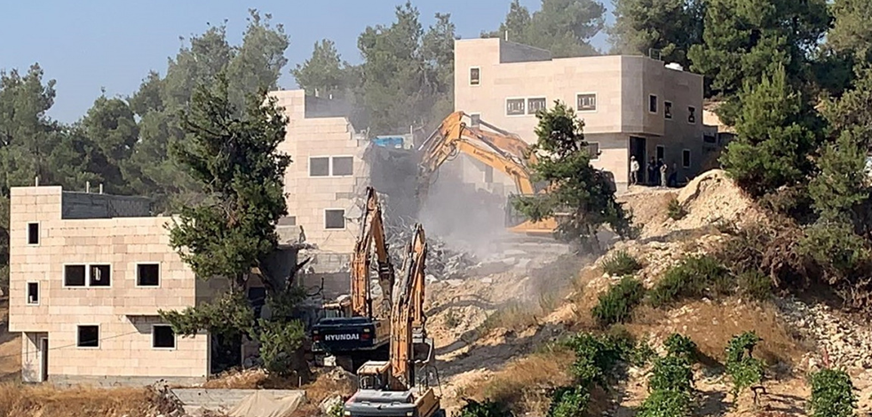 Terör ülkesi İsrail, Filistinli kardeşlere ait 3 evi yıktı! Zalim İsrail zulme devam ediyor