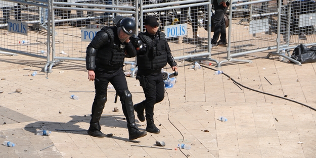 Terör yandaşlarından polise alçak saldırı