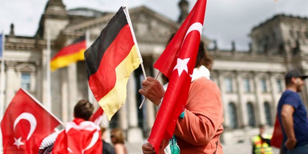 Terör yuvası Almanya 'Demokrasi yürüyüşü'ne karşı çıktı!