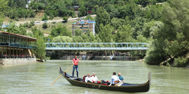 Terörden temizlenen Tunceli'de vatandaşlar Munzur çayında gondol keyfi sürüyor