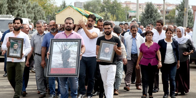 Terörist cenazesine katılan HDP'li vekillere şok!
