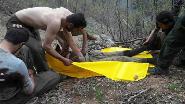 Terörist cesetlerini teröristler cesetleri topladı