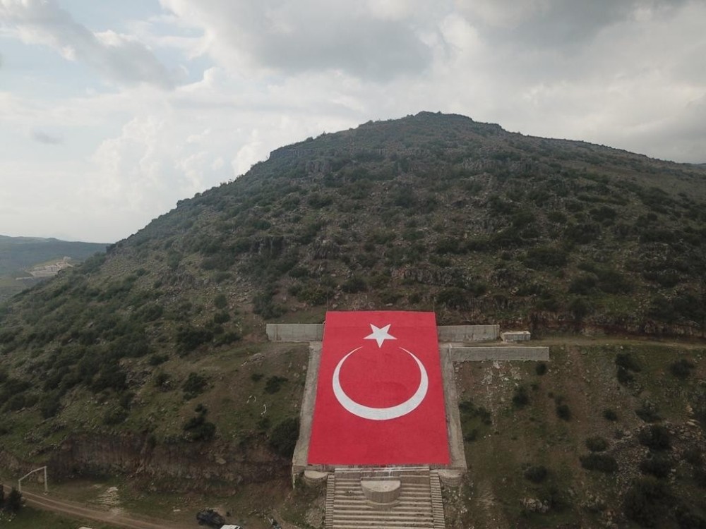 Terörist elebaşının portresinin yerine ay yıldızlı bayrak 
