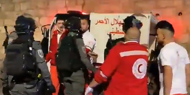 Terörist İsrail askerleri, Filistin Kızılayı'nı engelledi!