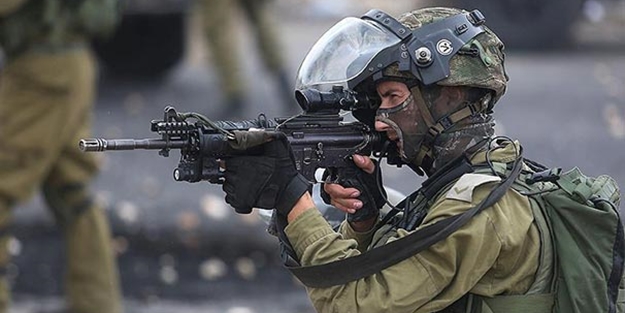 Terörist İsrail askerleri, Filistinli bir ailenin bireylerini darp etti