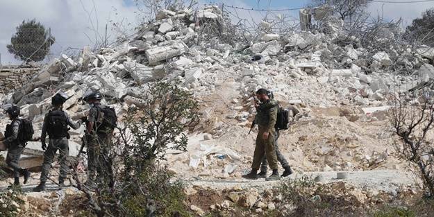Terörist İsrail askerleri Filistinlilere ait iki evi daha yıktı