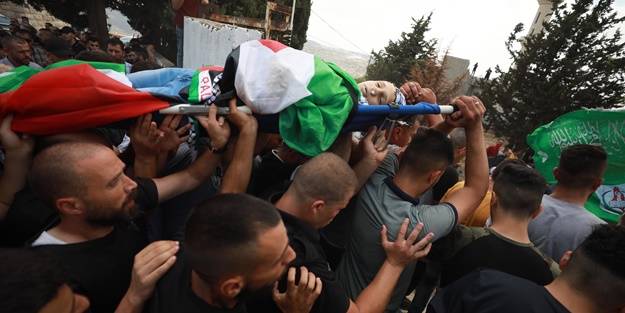 Terörist İsrail askerleri katletti! Filistinli çocuk toprağa verildi