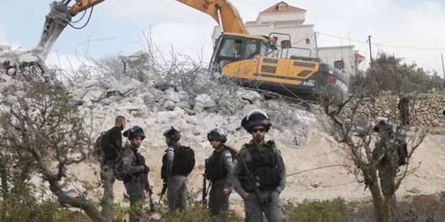 Terörist İsrail askerleri köy camisini yıktı