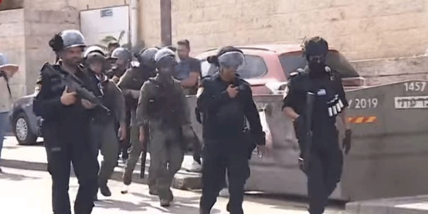 Terörist İsrail Mescid-i Aksa'daki Müslümanlara saldırdı