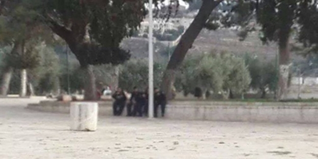 Terörist İsrail askerleri Mescid-i Aksa'yı basıp Kuran'ı yere attı!