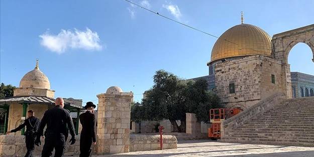 Terörist İsrail polisi eşlik etti! Fanatik Yahudiler Mescid-i Aksa'yı bastı