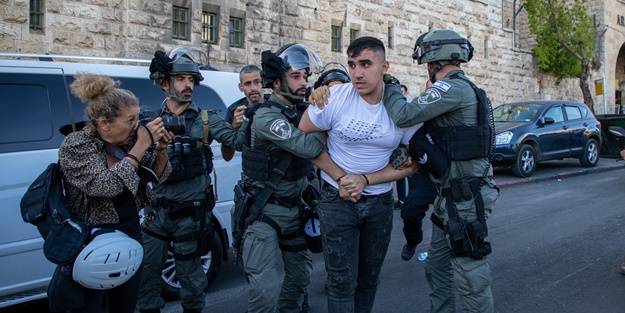 Terörist İsrail polisi, provokatörlük yapan milletvekiline tepki gösteren Filistinlilere müdahale etti