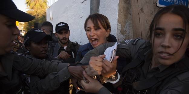 Terörist İsrail polisinden Filistinlilere müdahale! Al Jazeera muhabiri de gözaltına alındı