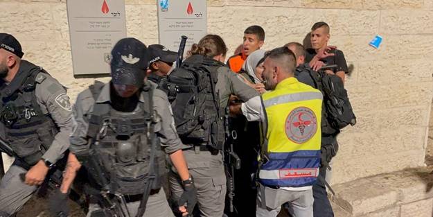 Terörist İsrail rahat durmuyor! Şam Kapısı'nda oturan Filistinli gençlere saldırı