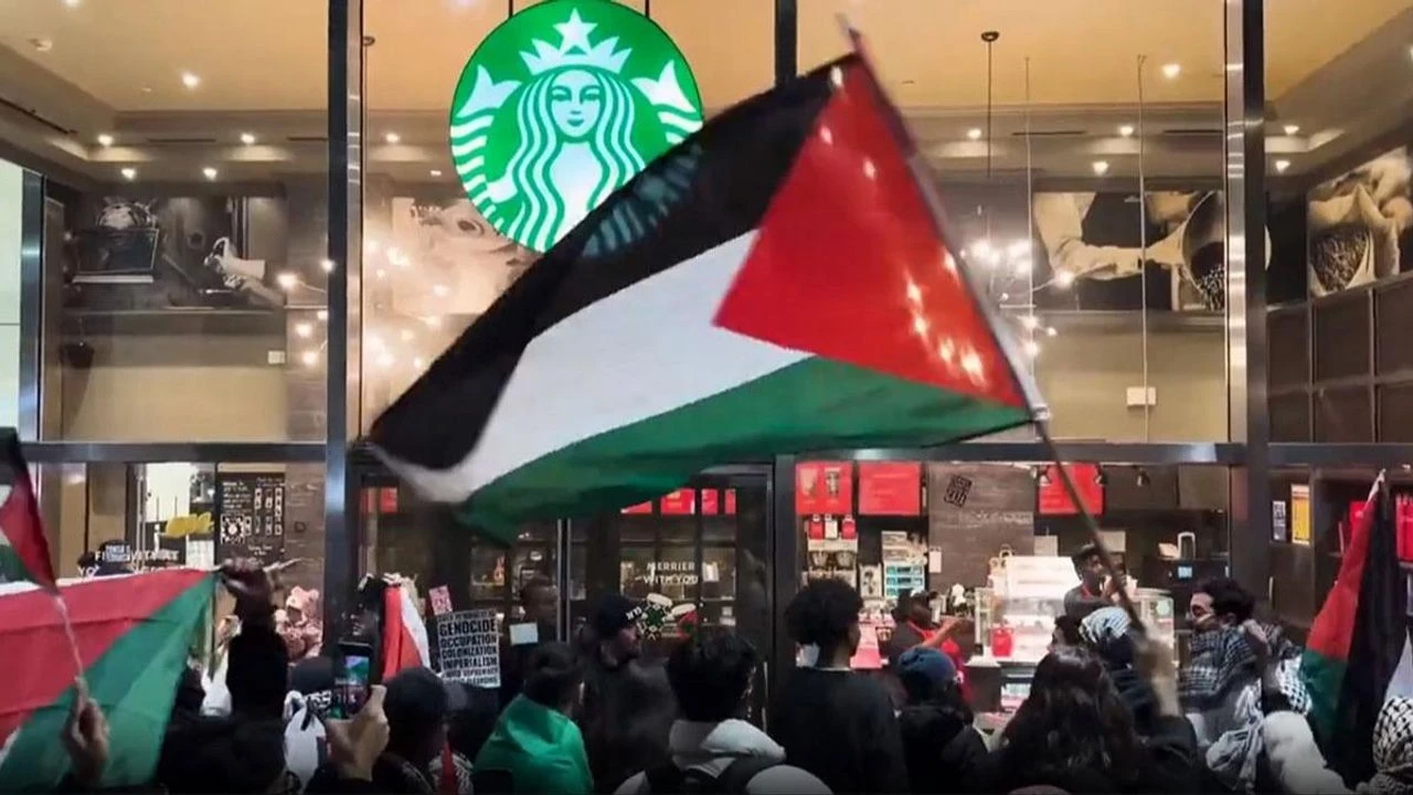 Terörist İsrail’in saldırıları Starbucks önünde protesto edildi