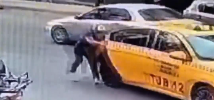 Terörist taksiciden inanılmaz hırsızlık! Turist yolcuya yaptığını duyan küçük dilini yutuyor