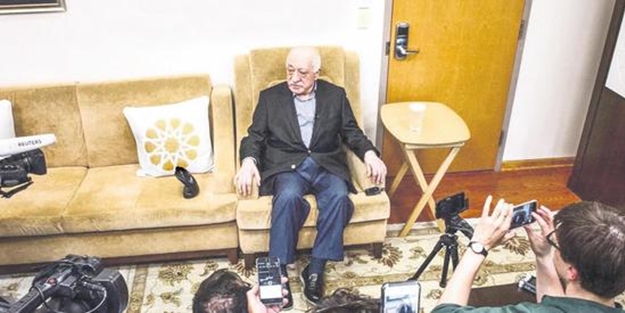 Teröristbaşı Gülen yanı başındaki yastıkla mesaj verdi