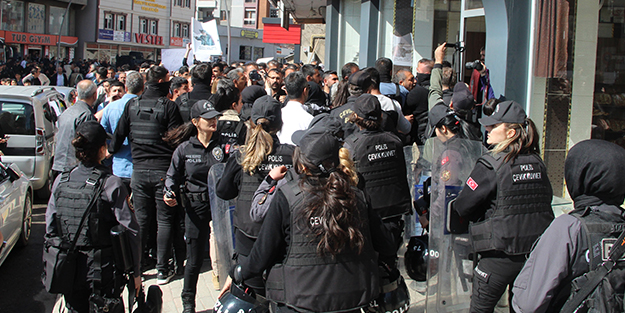 Teröristbaşı posteriyle kutlama yapan DEM'liler polise saldırdı!