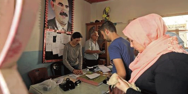 Teröristbaşının posterinin önünde oy kullandılar!