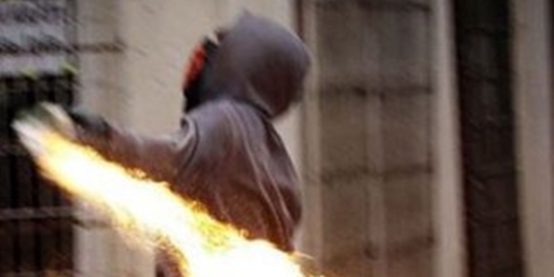 Teröristin yola döşemeye çalıştığı bomba elinde patladı
