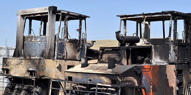 Teröristler 3 ilde 37 iş makinesi yaktı