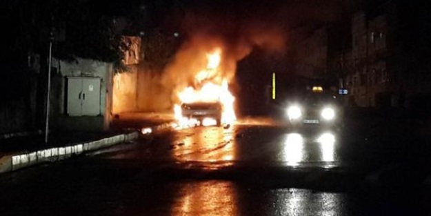 Teröristler 5 aracı kundakladı