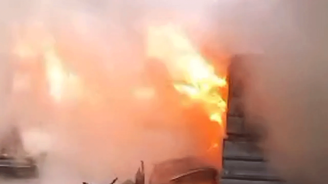 Teröristler bir evi daha ateşe verdi