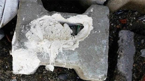Teröristler bu kez kaldırım taşına bomba döşedi