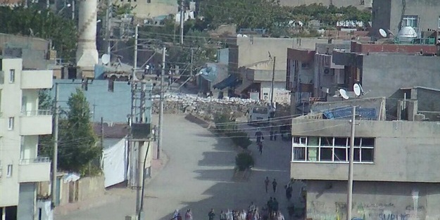 Teröristler cami girişine bomba döşedi