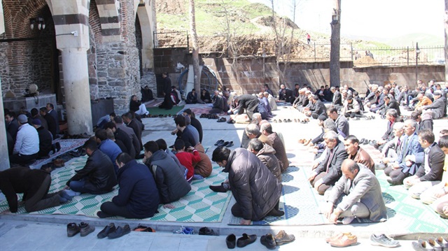 Teröristler camide namaz kılan cemaati rehin aldı