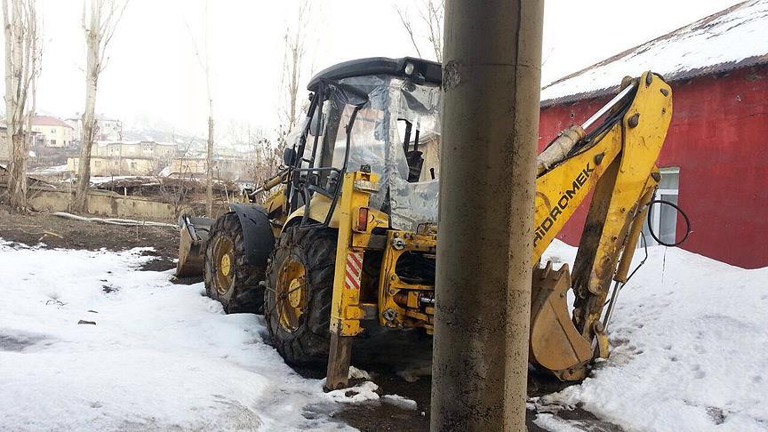 Teröristler çukurları belediyeye ait kepçeyle kazıyor