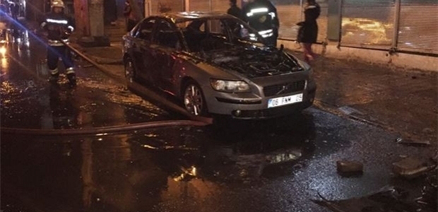 Teröristler Diyarbakır'da araç yaktı