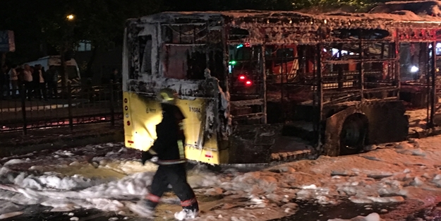 Teröristler İstanbul'da yolcu otobüsünü yaktı!