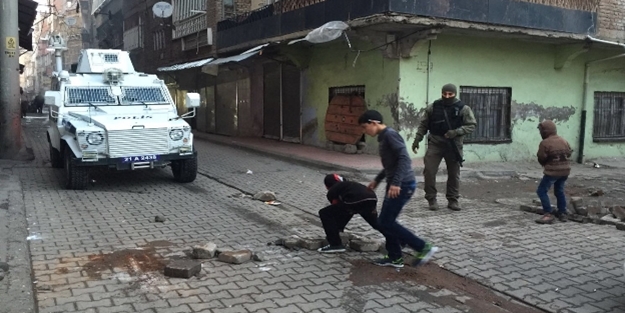 Teröristler kurdu, çocuklar kaldırdı!