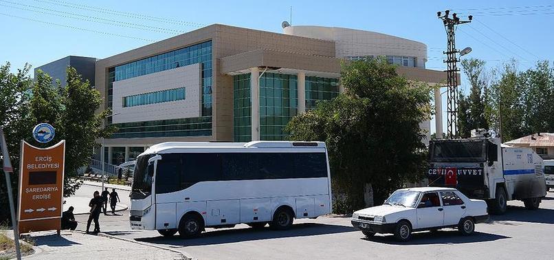 Teröristler muhtarı evinin önünde kurşuna dizdi