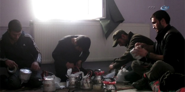 Teröristler şarkılar eşliğinde bomba hazırladı!