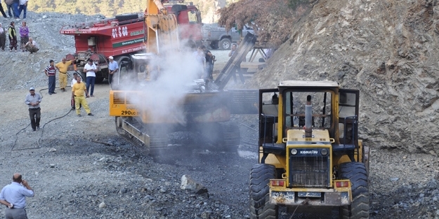 Teröristler Siirt'te iş makinelerini yaktı