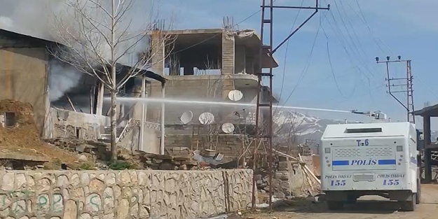 Teröristler yine evleri yaktı